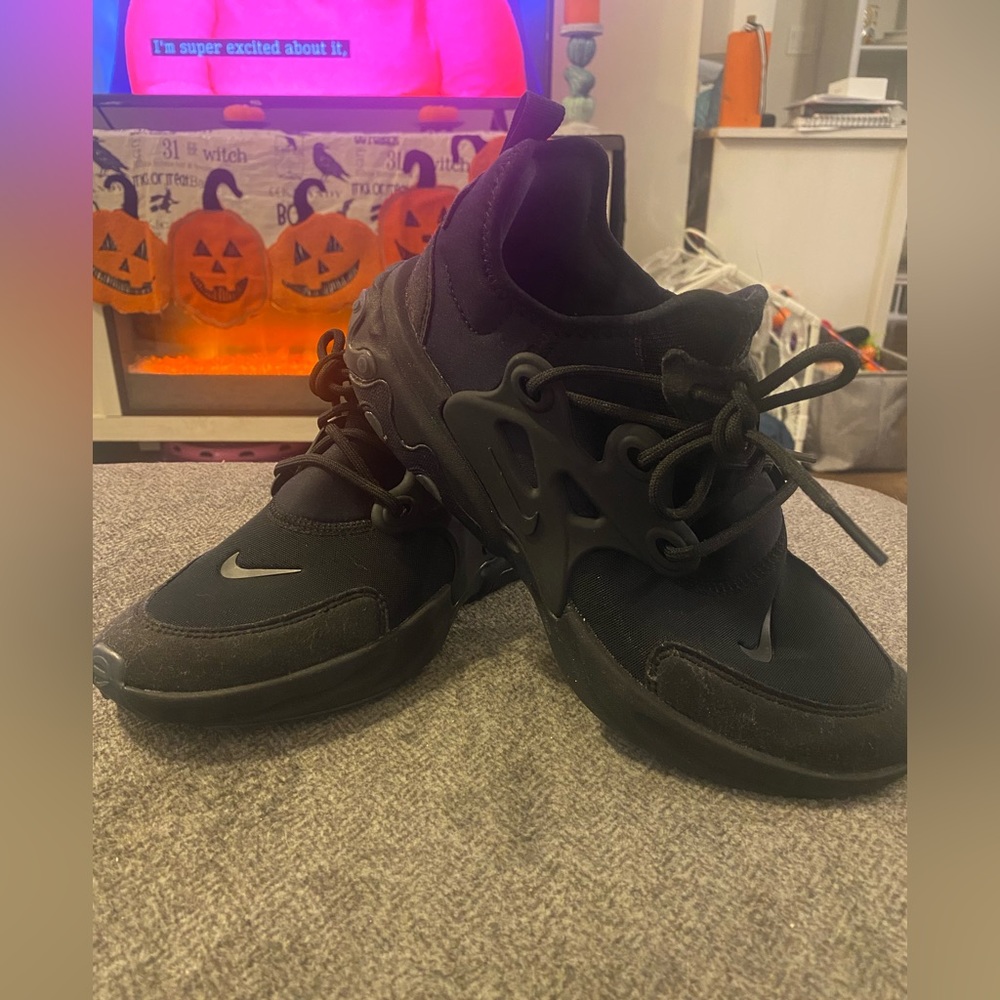 Nike Youth REACT PRESTO GS in
"Triple Black" - Size 7Y